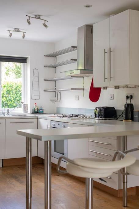 Lovely 2-Bed 15 Minutes To Central Лондон Экстерьер фото