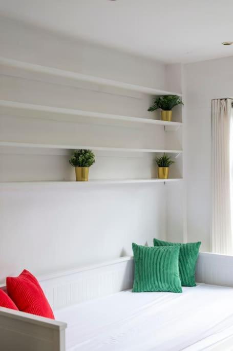 Lovely 2-Bed 15 Minutes To Central Лондон Экстерьер фото