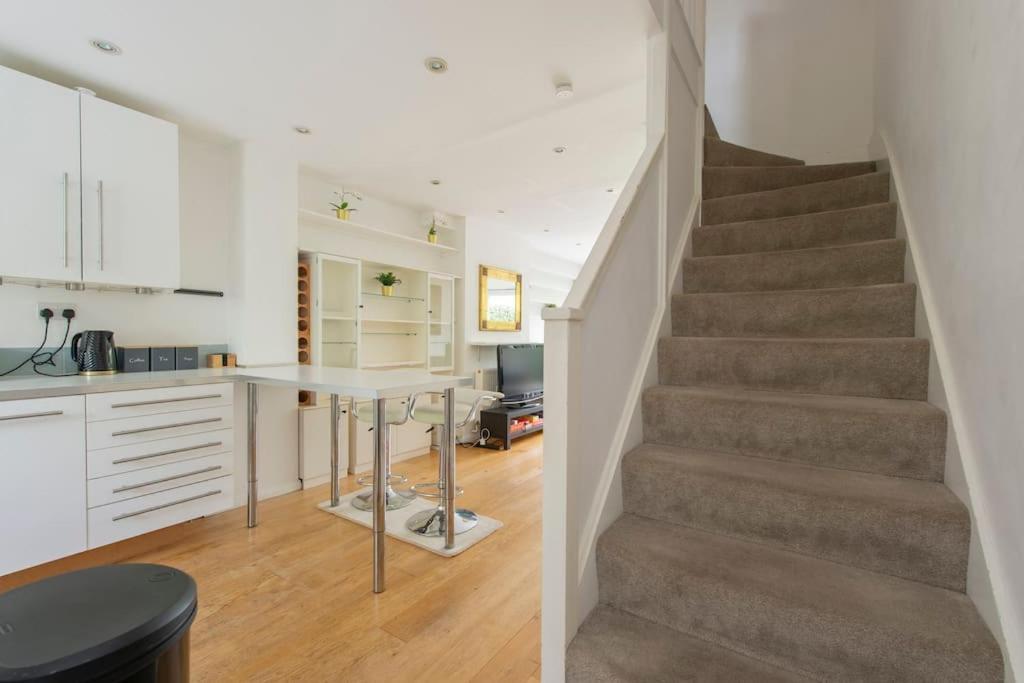 Lovely 2-Bed 15 Minutes To Central Лондон Экстерьер фото